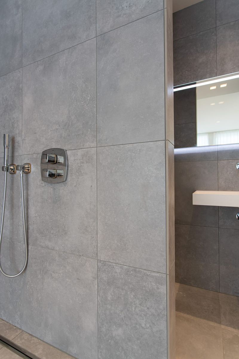 Douche met thermostaatkraan en betonlook tegels