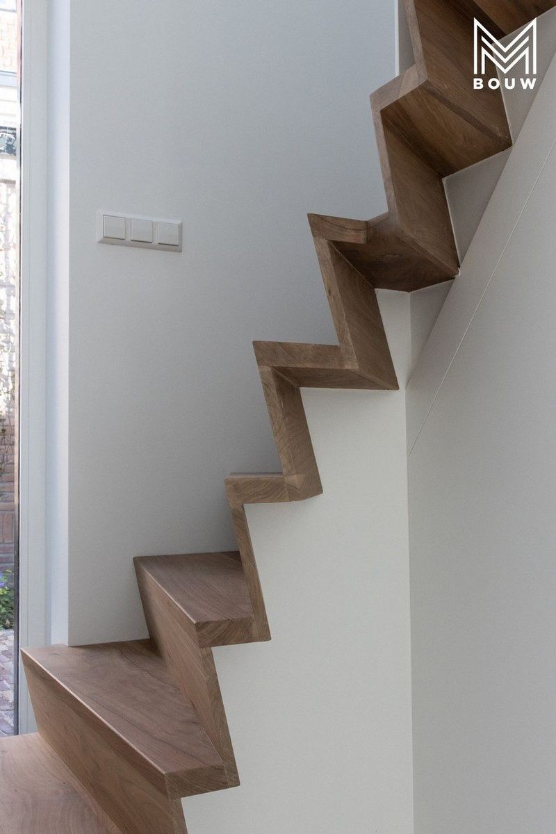 Vouwtrap met eiken treden langs de wand