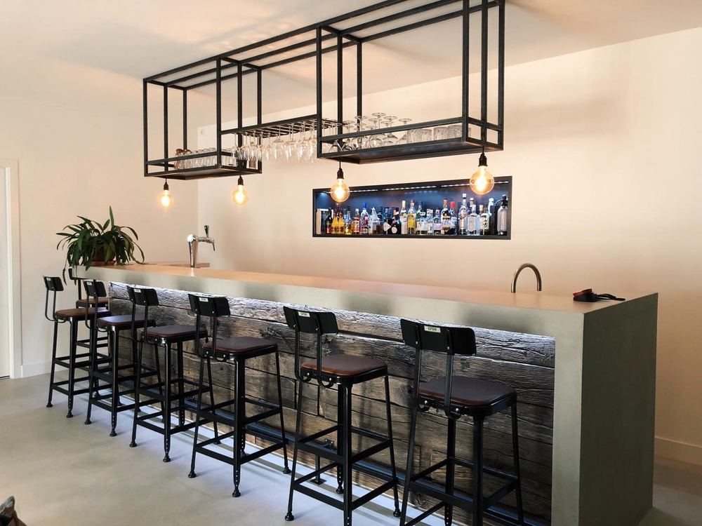 Bar met front van oude planken, betonlook blad en stalen glazenrek