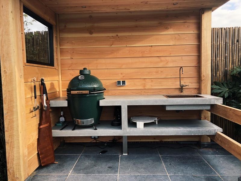 Buitenkeuken van lariks met betonnen werkblad