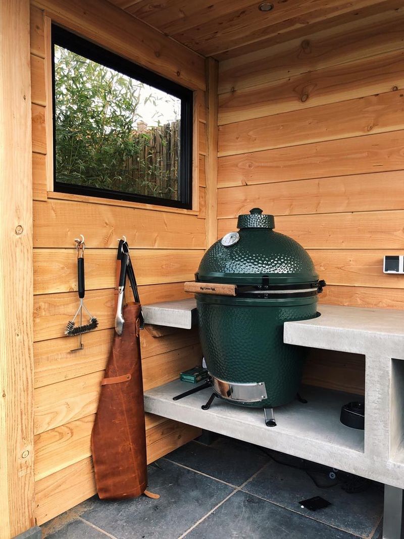 Buitenkeuken met vaste plek voor de kamado