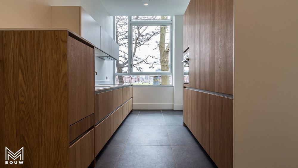 Eiken keuken met hoge kolomkasten