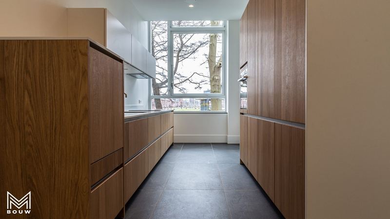 Eiken keuken met hoge kolomkasten