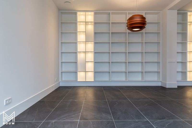 Wandvullende boekenkast met verlichte vakken