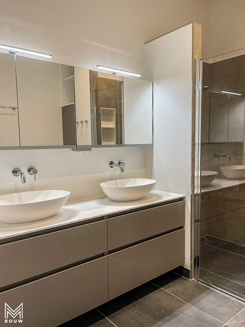 Badkamer met dubbele waskom en verlichte spiegelkast