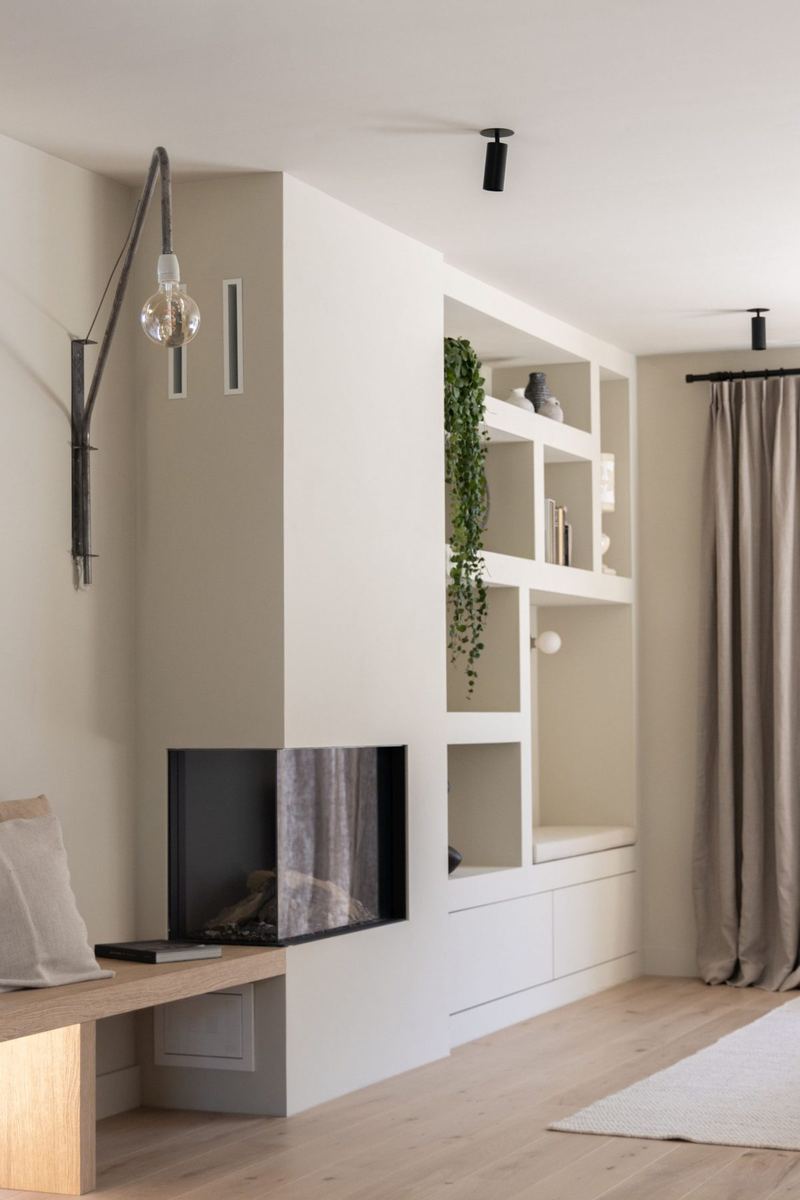 Wandmeubel met inbouwhaard en zitbank