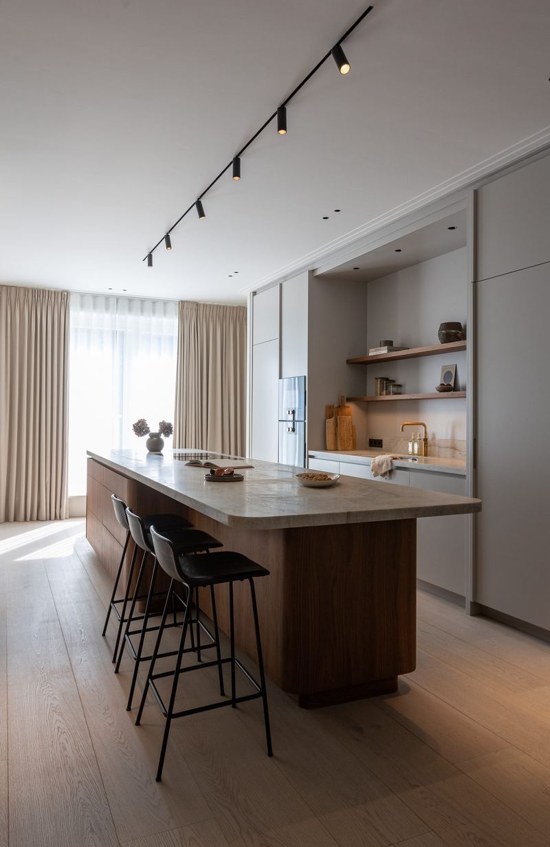 Keuken met notenhouten eiland en natuurstenen blad