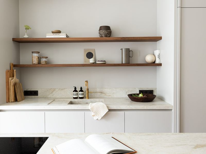 Keukenwand met zwevende notenhouten planken