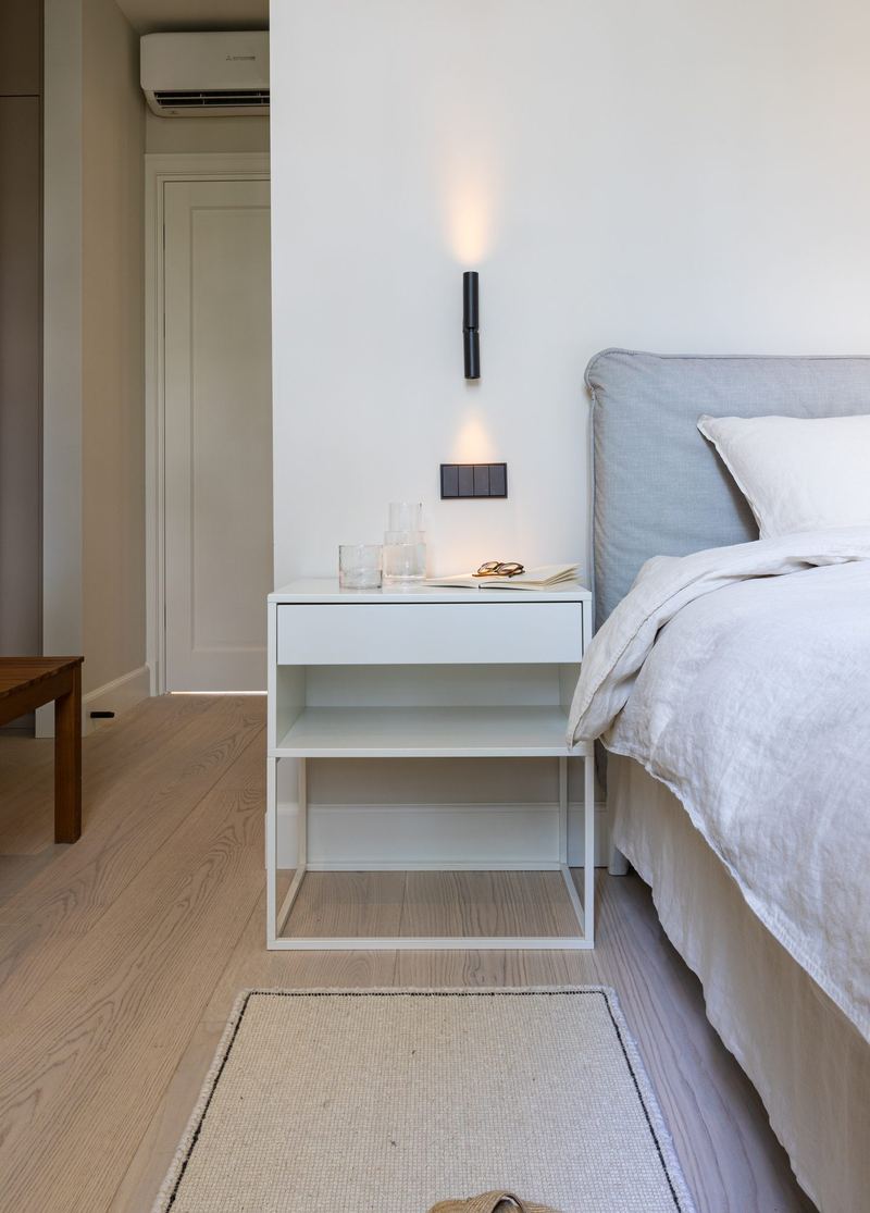 Slaapkamer met wandlamp en nachtkastje
