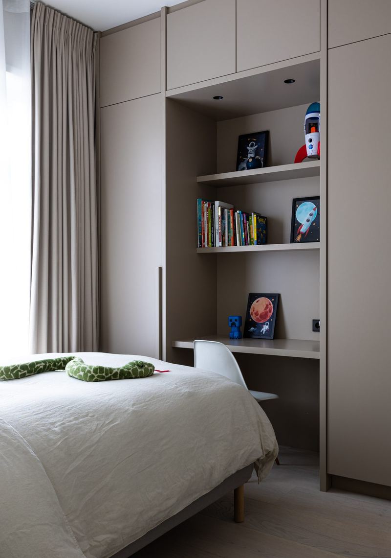 Kinderkamer met kastenwand en bureau op maat
