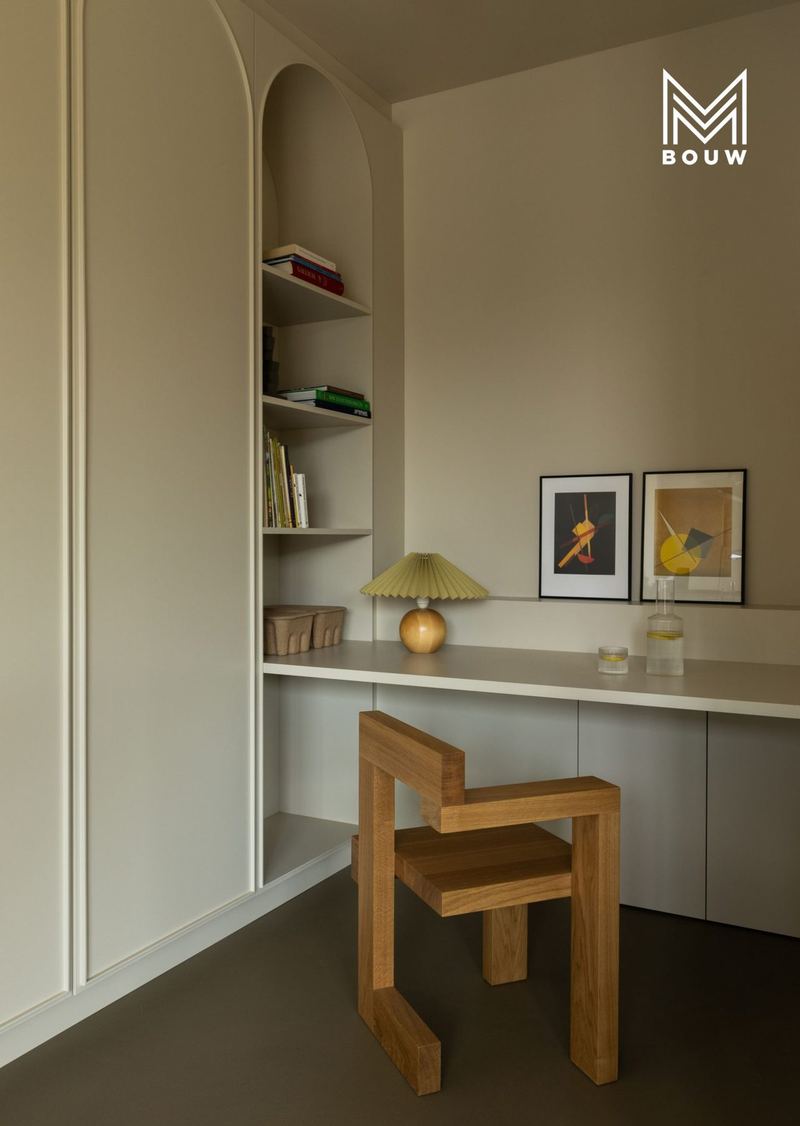 Bureau-nis met open boekenkast onder een boog