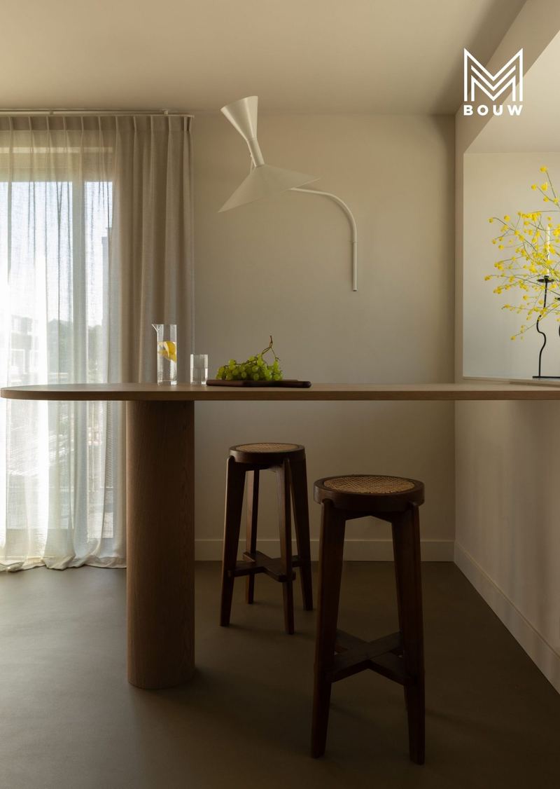 Bartafel op een ronde zuil, vast aan de wand