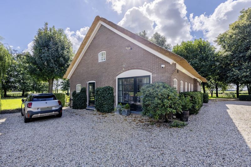 Oprit en zijgevel van het voorhuis