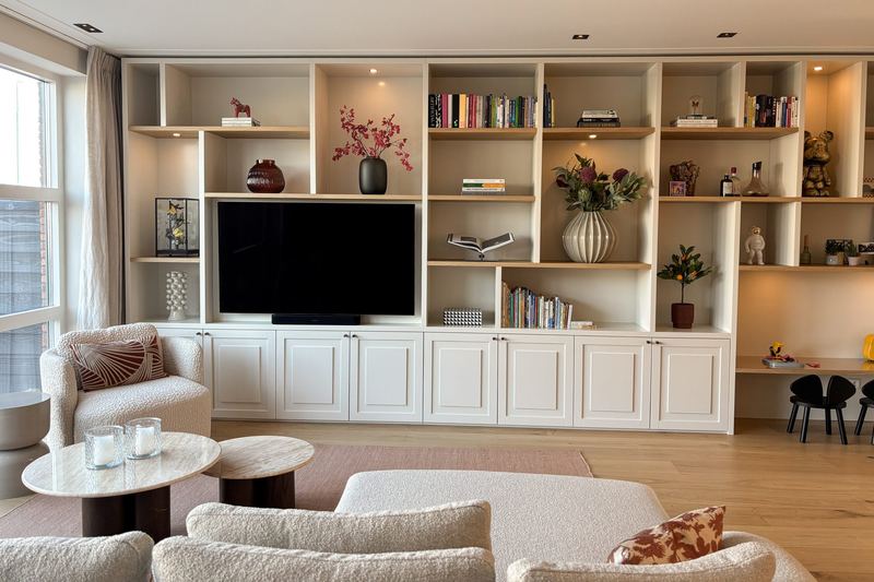 Woonkamer met maatwerk wandkast over de volle breedte