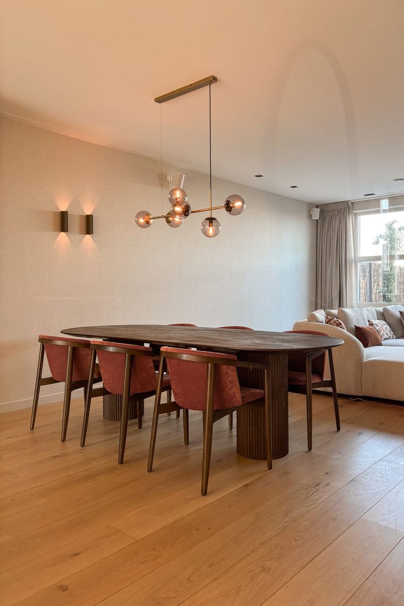 Eettafel onder een hanglamp met glazen bollen