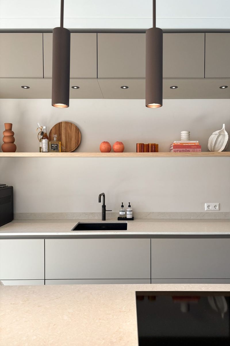 Keukenwand met open plank en spoelbak in het werkblad