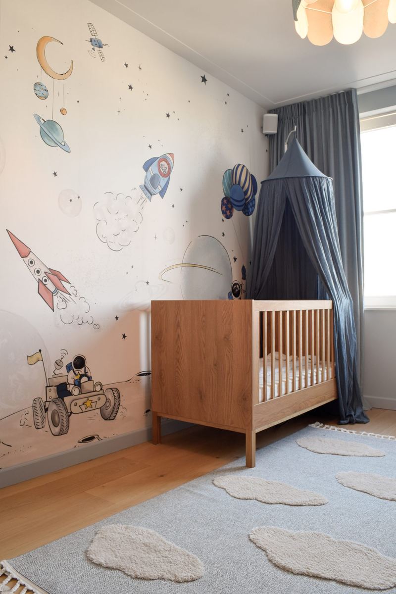 Kinderkamer met behang van raketten en planeten