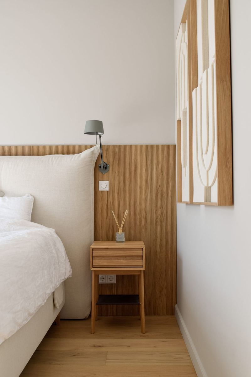 Slaapkamer met eiken wandpaneel en nachtkastje
