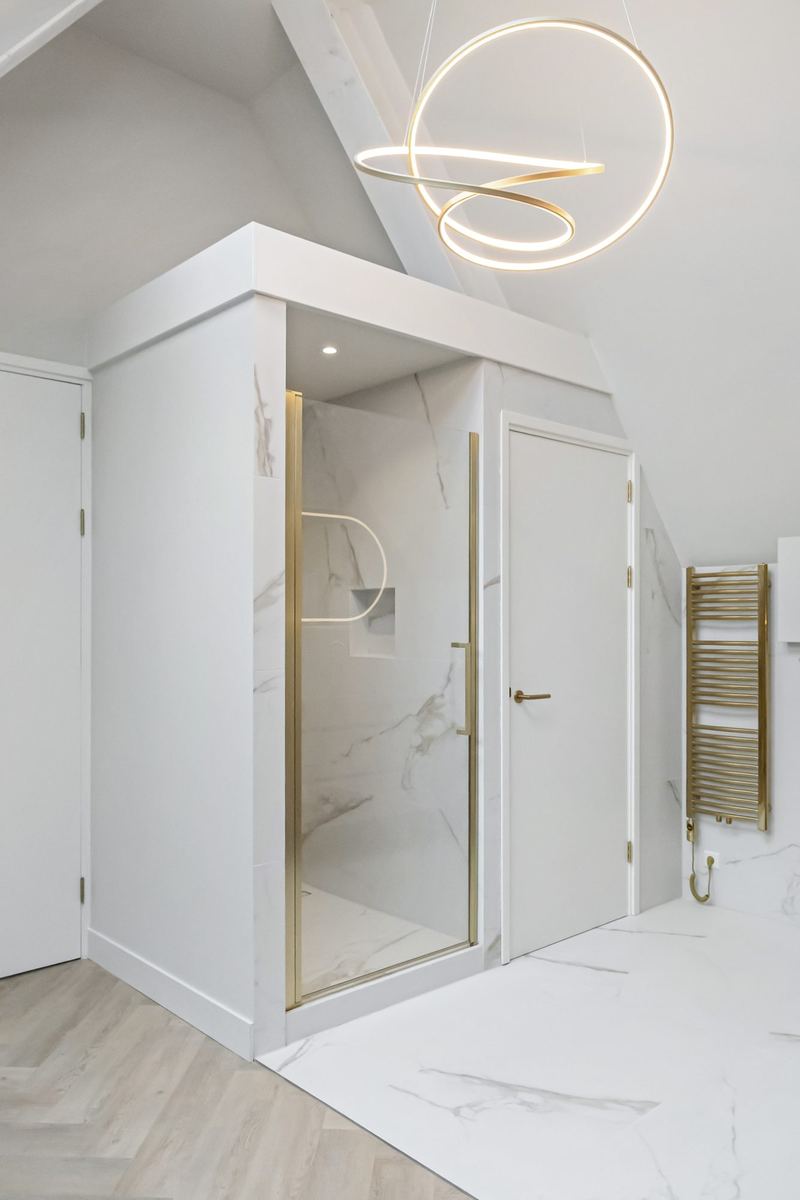 Douche onder de schuine kap met hanglamp van lichtringen